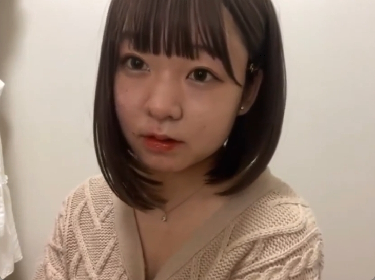 小動物系の美少女がおっぱいを出してリスナーと雑談するライブチャット動画