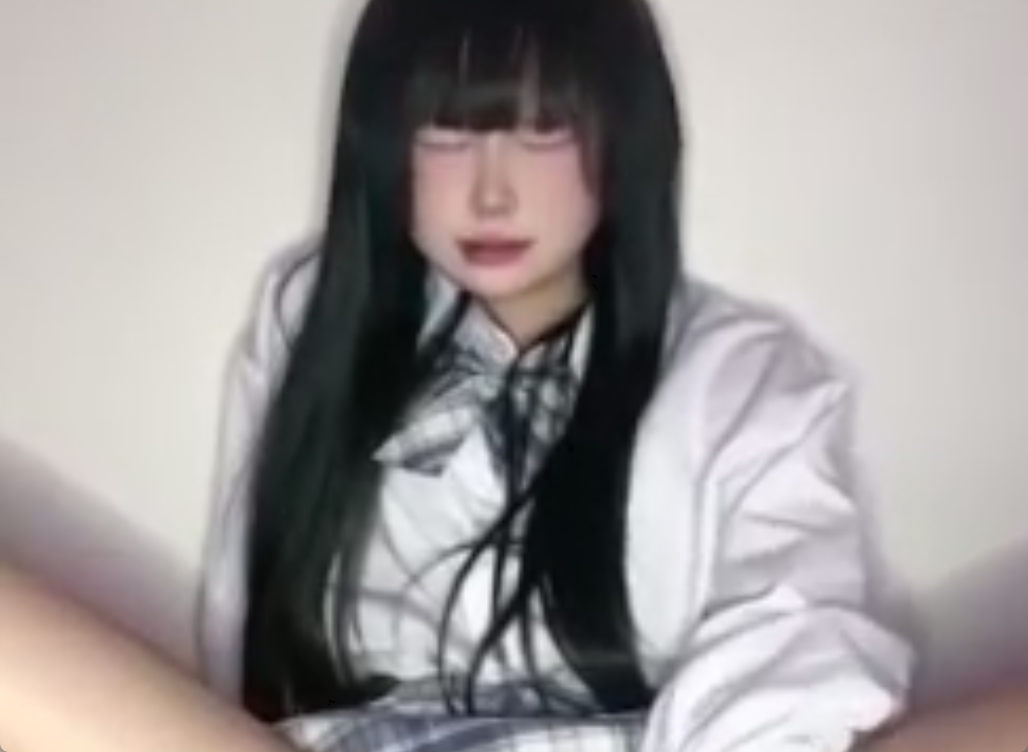 バイブに付着した白濁まん汁を舐める美少女のライブチャットエロ配信動画ｗ